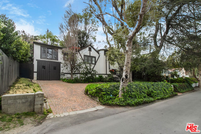 13384 Contour Drive, Sherman Oaks CA: https://media.crmls.org/mediaz/d5ba8d21-3edc-4de6-8eed-ba03891d70ee.jpg