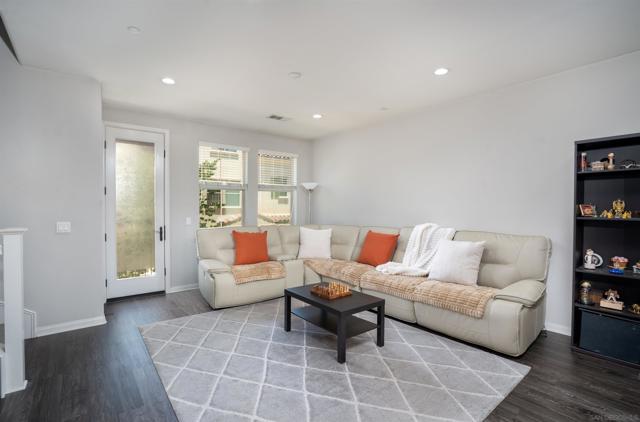 16206 Veridian Cir, San Diego CA: https://media.crmls.org/mediaz/d5babf4c-0629-4582-80f8-3d4cfcbb2538.jpg