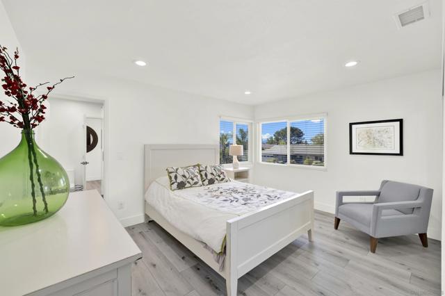 17351 Saint Andrews Dr, Poway CA: https://media.crmls.org/mediaz/d5bad6ec-ad4a-43ed-851d-33ff7d2df573.jpg