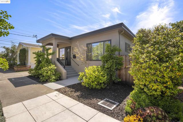 2516 Mathews St, Berkeley CA: https://media.crmls.org/mediaz/d5bb0b0e-8cc7-4b41-abde-08ae0bbc37e0.jpg