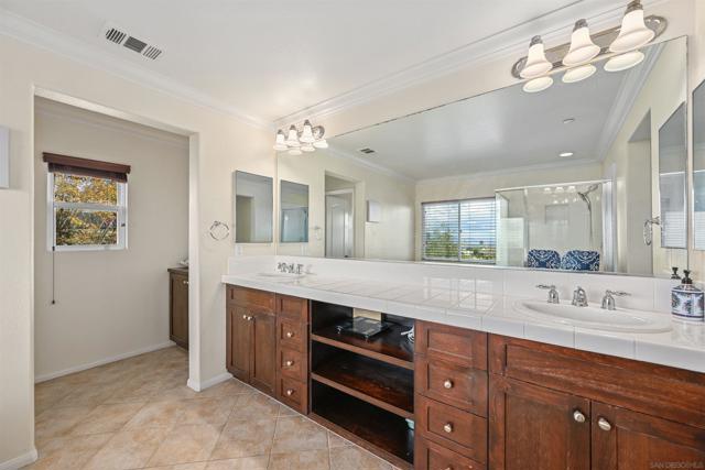 10562 Aspen Gln, Escondido CA: https://media.crmls.org/mediaz/d5bb4d76-4e23-45e3-9fac-f74a65deb41b.jpg