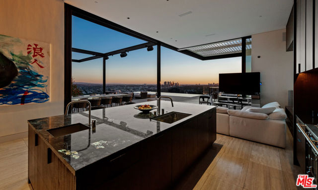 1313 Collingwood Place, Los Angeles CA: https://media.crmls.org/mediaz/d5bb8de7-51fd-4199-a630-0e6fa8eac096.jpg