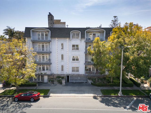 2025 S Beverly Glen Boulevard, Los Angeles CA: https://media.crmls.org/mediaz/d5bb9146-324f-44a0-a635-b9d26ef677b3.jpg