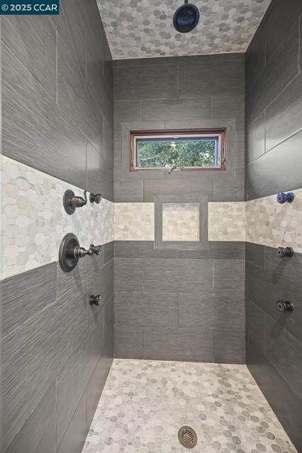 3981 Amyx Ct, Hayward CA: https://media.crmls.org/mediaz/d5bbea35-1d9d-4f51-870e-df63fd67192f.jpg