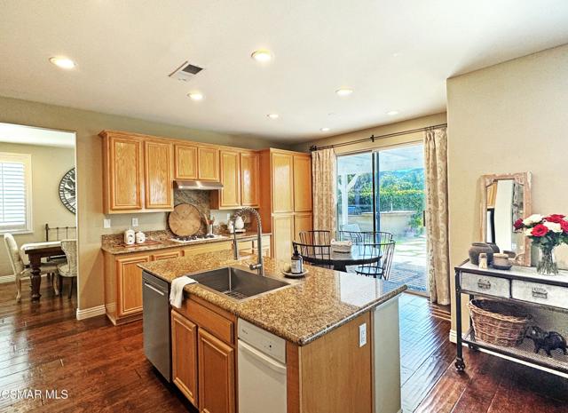 4950 Via Aurora, Newbury Park CA: https://media.crmls.org/mediaz/d5bc1851-1310-47f6-86c5-31a840425e37.jpg