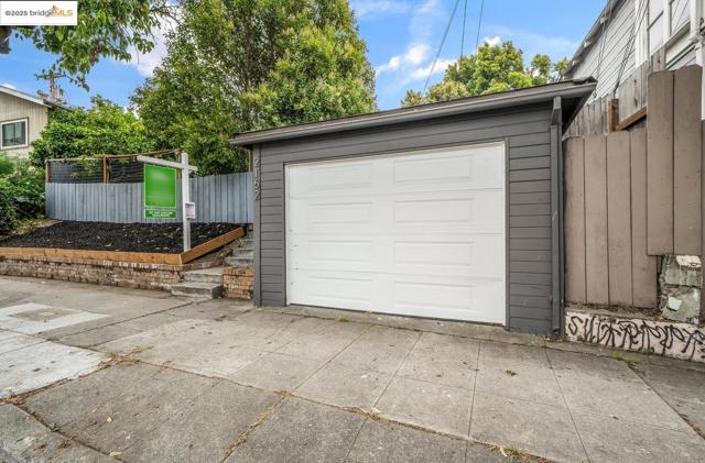2162 35th Avenue, Oakland CA: https://media.crmls.org/mediaz/d5be1d96-f9ca-4933-adea-921b201285e6.jpg
