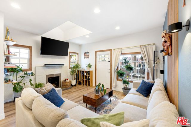 341 E 64th Street, Los Angeles CA: https://media.crmls.org/mediaz/d5be6727-8662-4c50-b3f0-1809602184c3.jpg