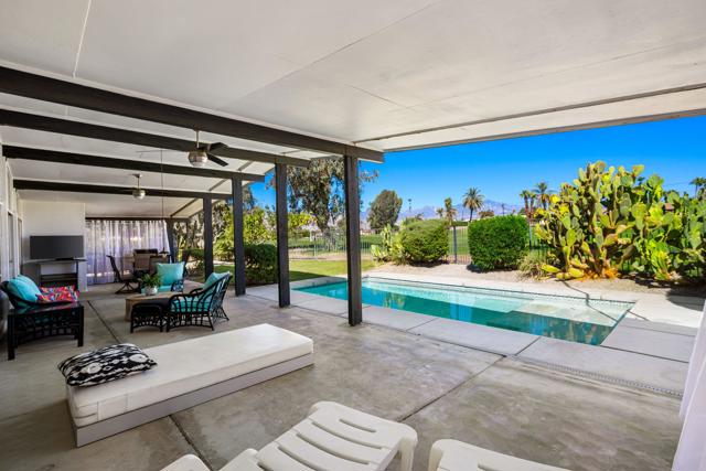 43709 Louisiana Street, Palm Desert CA: https://media.crmls.org/mediaz/d5c07cbe-3057-41f0-9323-6fa676549d99.jpg