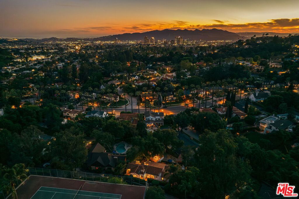 https://media.crmls.org/mediaz/d5c091a3-8e91-41df-a637-0e22a6e2df3a.jpg?preset=X-Large