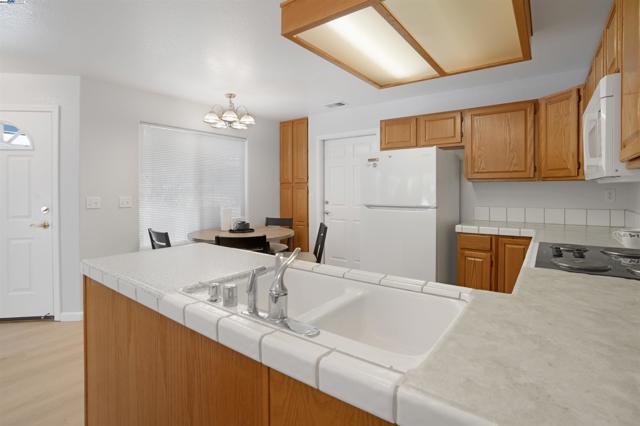 16935 Sugar Pine Dr, Morgan Hill CA: https://media.crmls.org/mediaz/d5c0a688-9786-4fdd-8a51-2b83c6f5263c.jpg