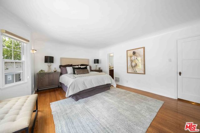 865 S Lucerne Boulevard, Los Angeles CA: https://media.crmls.org/mediaz/d5c0b889-c93b-4c2e-be52-50b369d1346f.jpg