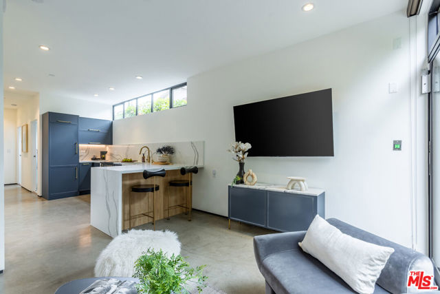 520 Broadway Street, Venice CA: https://media.crmls.org/mediaz/d5c2885a-2d56-421e-aeb4-6c882875c39f.jpg