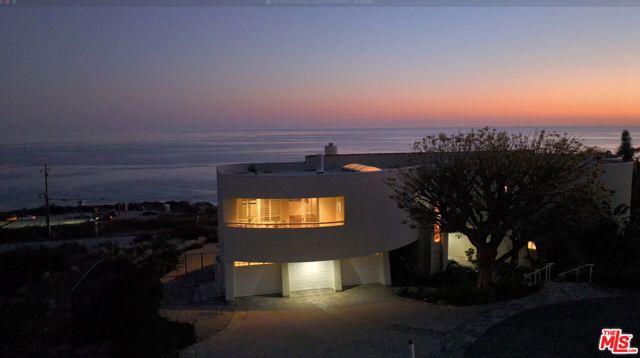 32215 Pacific Coast Highway, Malibu CA: https://media.crmls.org/mediaz/d5c29f2b-5a8e-450e-9f1d-570ff1d4f56f.jpg