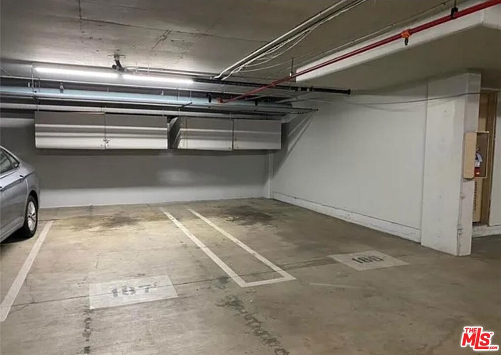 https://media.crmls.org/mediaz/d5c3a4ae-15e6-4ca8-830a-ca0750323ad7.jpg?preset=X-Large