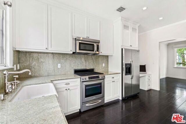 9233 1/2 Doheny Road, West Hollywood CA: https://media.crmls.org/mediaz/d5c52082-b100-404f-aa78-a8998e15652b.jpg