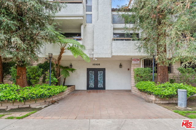 10926 Bluffside Drive, Studio City CA: https://media.crmls.org/mediaz/d5c54f53-c057-48fa-bee2-613a4da172e5.jpg
