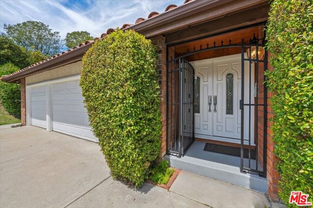 10411 Windtree Drive, Bel Air CA: https://media.crmls.org/mediaz/d5c68d6e-050a-457f-a56d-870d5aaf53ac.jpg