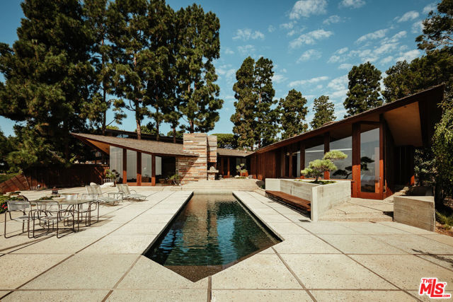 8 Sea Cove Drive, Rancho Palos Verdes CA: https://media.crmls.org/mediaz/d5c6f286-24a9-4227-ba94-a37ad8881722.jpg