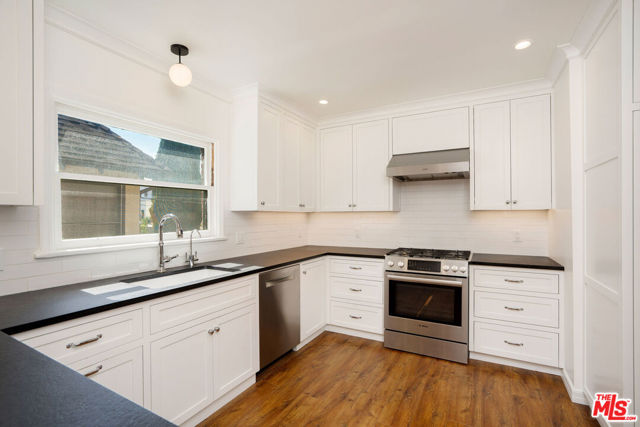 135 N Orange Drive, Los Angeles CA: https://media.crmls.org/mediaz/d5c7ab39-66c3-43ad-b412-22aafc168206.jpg