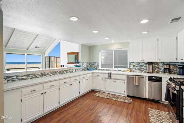 Detail Gallery Image 14 of 33 For 3371 Ocean Dr, Oxnard,  CA 93035 - 4 Beds | 3 Baths