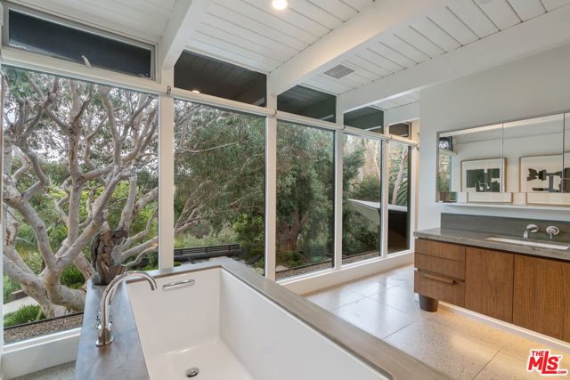 2179 Mandeville Canyon Road, Los Angeles CA: https://media.crmls.org/mediaz/d5c97ca3-f400-40b2-8a22-af455136773d.jpg
