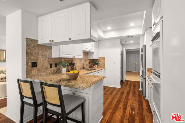 575 S Barrington Avenue, Los Angeles CA: https://media.crmls.org/mediaz/d5ca54ee-978d-4ddf-9ffc-21289510c1f0.jpg