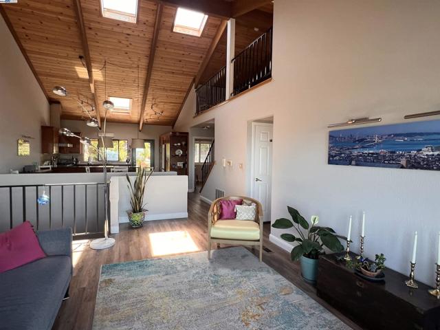 37 Binnacle Hl, Oakland CA: https://media.crmls.org/mediaz/d5ccc314-e837-4c4c-b792-35929cc9b769.jpg