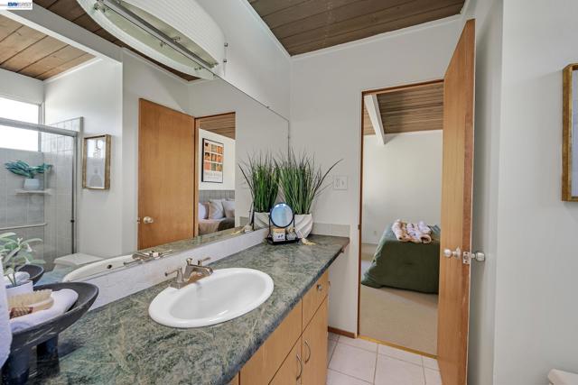 5354 Greenridge Rd, Castro Valley CA: https://media.crmls.org/mediaz/d5cd7770-73d9-4f5b-afc6-02afc1c59541.jpg