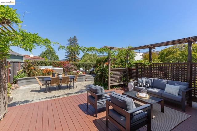 131 Sonia St, Oakland CA: https://media.crmls.org/mediaz/d5ce20ee-34e4-480b-8fa9-9533c295dde8.jpg