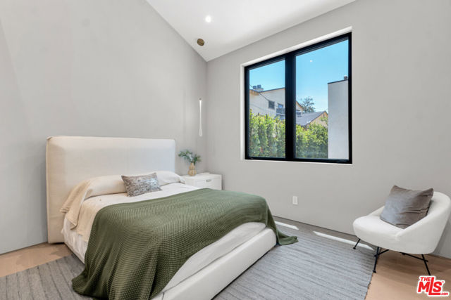 4046 Shadyglade Avenue, Studio City CA: https://media.crmls.org/mediaz/d5ce5833-28ff-4d56-8af0-13242ddd9e99.jpg