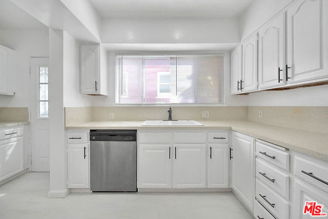4090 Creed Avenue, Los Angeles CA: https://media.crmls.org/mediaz/d5cea89a-79cb-4b56-95d2-9e22b9bff4f8.jpg