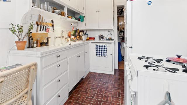 1621 E 38Th St, Oakland CA: https://media.crmls.org/mediaz/d5cf48b8-f301-466c-8747-81b07cd360a9.jpg