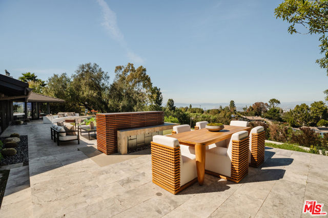 4 Buckboard Lane, Rolling Hills CA: https://media.crmls.org/mediaz/d5cf4b0c-7e36-4f6d-b0e1-1f3307dfd600.jpg