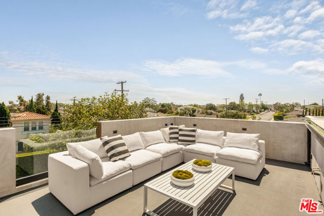 7543 Denrock Avenue, Los Angeles CA: https://media.crmls.org/mediaz/d5d14f87-8da2-41c1-ad65-4a2e095e3323.jpg