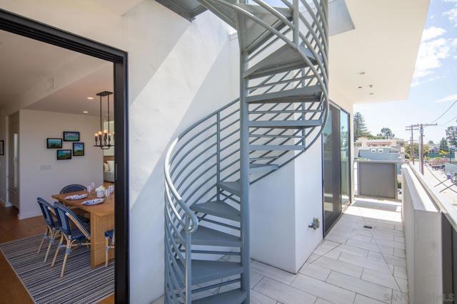1014 5th St, Coronado CA: https://media.crmls.org/mediaz/d5d2186d-a902-41b3-aeb0-21c926a83de2.jpg