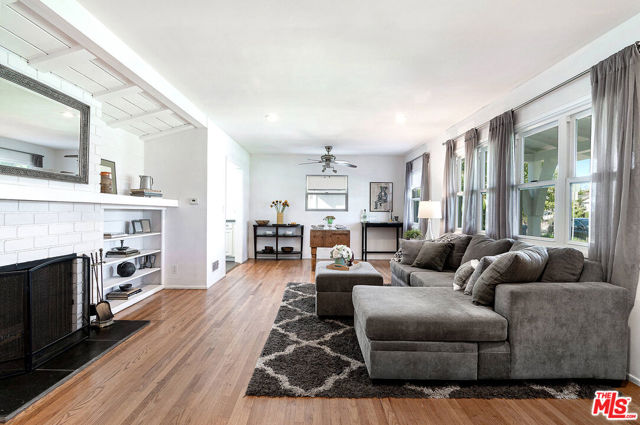 5835 Radford Avenue photo 4