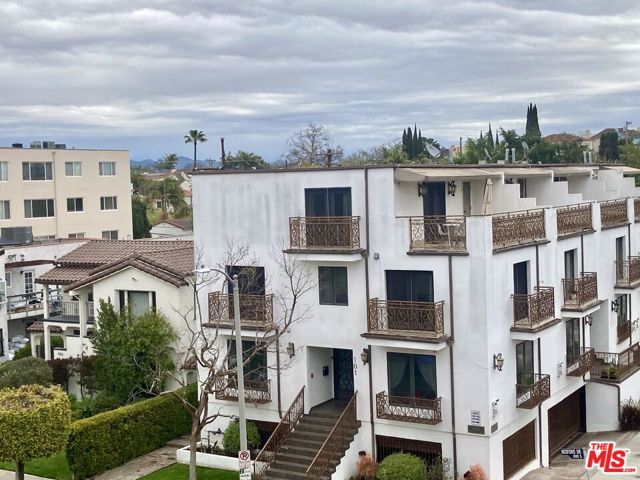 1097 S Bedford Drive, Los Angeles CA: https://media.crmls.org/mediaz/d5d47378-a1a7-4934-9ee6-2011932dbca6.jpg