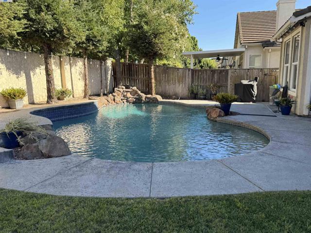 10342 Mono Ct, Stockton CA: https://media.crmls.org/mediaz/d5d7bf13-8c69-4133-8e51-17d12be28efc.jpg