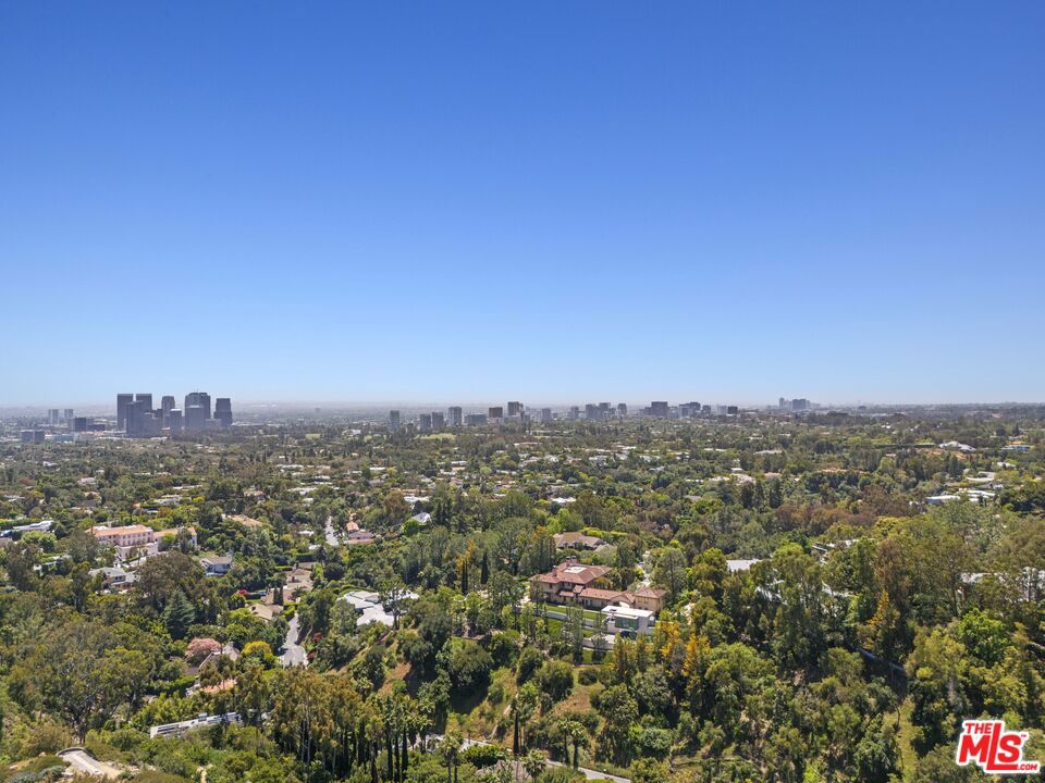 https://media.crmls.org/mediaz/d5d7c582-2dcf-4bd8-97b9-cf8f9c8c2569.jpg?preset=X-Large