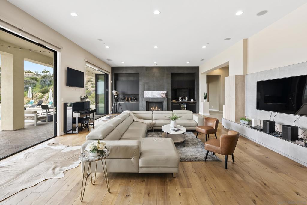 MLS #250032415SD img 8