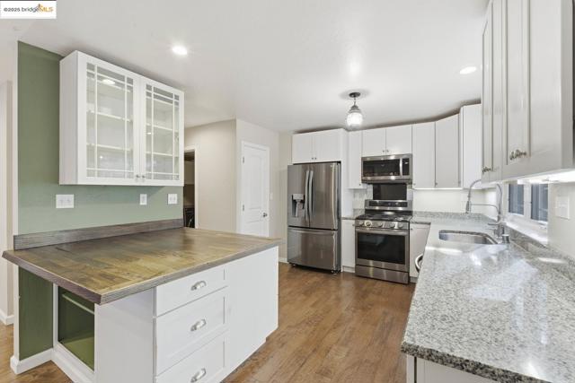 2136 Silver DR, Arnold CA: https://media.crmls.org/mediaz/d5d85b64-d1d4-4cb6-af5c-7d938a51041d.jpg