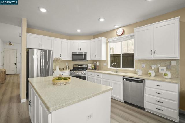 1162 Waverly Cir, Hercules CA: https://media.crmls.org/mediaz/d5d8655f-4b89-4bff-9c40-13bfbb489dc5.jpg
