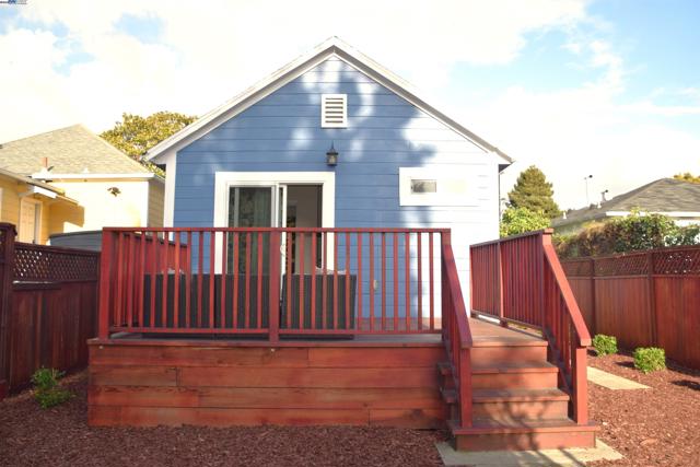 2412 8Th St, Berkeley CA: https://media.crmls.org/mediaz/d5da7c7d-e357-4c03-906d-dcd643fa2413.jpg