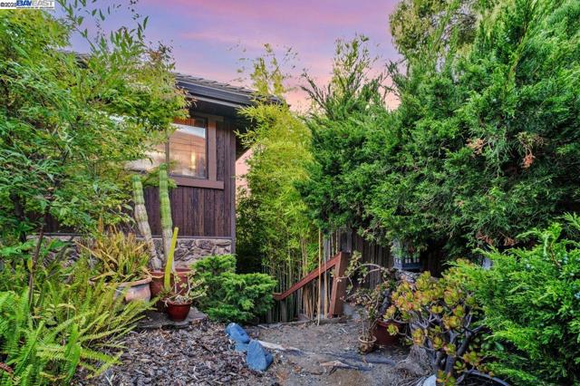 31865 Chicoine Ave, Hayward CA: https://media.crmls.org/mediaz/d5dabbea-e245-482d-92af-c6393c83ea7f.jpg