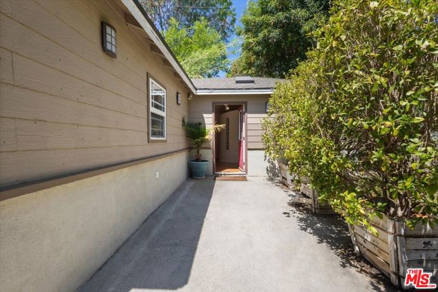 4385 Camellia Avenue, Studio City CA: https://media.crmls.org/mediaz/d5db8825-f259-4c5c-a2f7-75b4909189f3.jpg