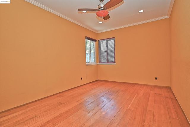 44 Oak Hill Cir, Oakland CA: https://media.crmls.org/mediaz/d5dbeade-7d67-42a6-acae-a5368ea8035a.jpg