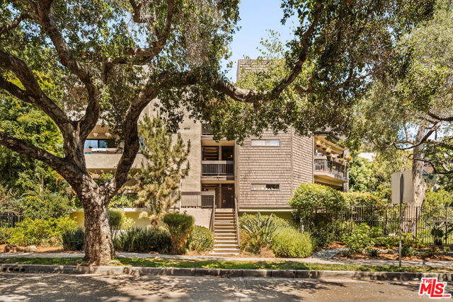 950 N Kings Road, West Hollywood CA: https://media.crmls.org/mediaz/d5dc4c8f-a7eb-4bcf-b8b4-63a6ce95d550.jpg