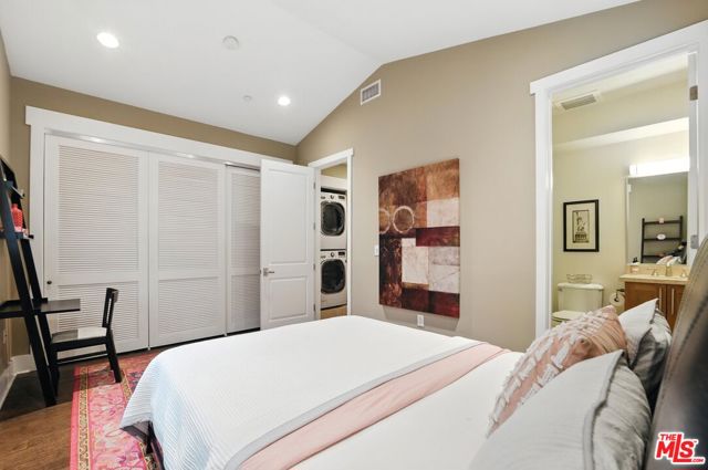 2020 Holly Drive, Los Angeles CA: https://media.crmls.org/mediaz/d5dc9822-6f26-4322-a32f-3627e30fa1ca.jpg