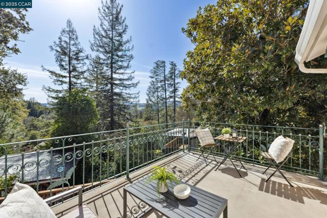 40 Las Palomas, Orinda CA: https://media.crmls.org/mediaz/d5dd8786-5c28-46fc-888b-75b2b1b5a8cb.jpg