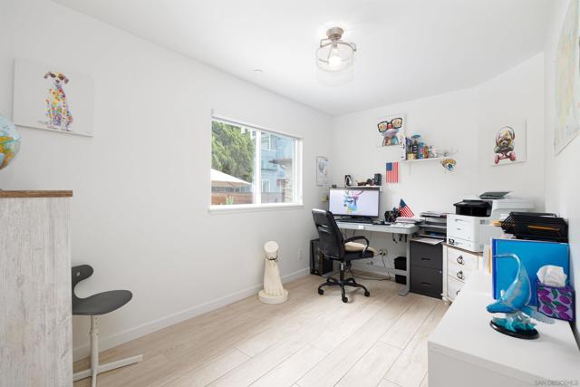 1215 17 Grand Ave, San Diego CA: https://media.crmls.org/mediaz/d5ddd8e5-2099-425d-a8cd-0a78b948e07e.jpg
